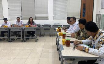 Anggota Bawaslu Kota Surakarta, Agus Sulistyo dan Poppy Kusuma saat audiensi dan konsolidasi demokrasi di SMA Batik 1 Surakarta
