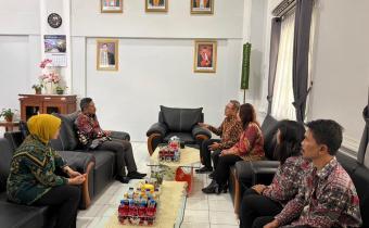 Anggota Bawaslu Kota Surakarta Agus Sulistyo dan Poppy Kusuma beserta staf saat melakukan audiensi dengan Pengadilan Negeri Surkarta