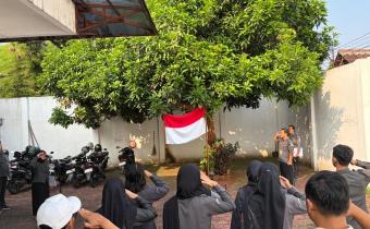 Muhammad Syaiful Mujib, Koordinator Sekretariat Bawaslu Kota Surakarta saat memimpin apel mingguan dan diikuti oleh seluruh jajaran sekretariat