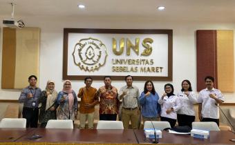 awaslu Kota Surakarta saat melakukan koordinasi dengan Universitas Sebelas Maret (UNS) dalam rangka menyampaikan informasi dan mengajak keterlibatan mahasiswa UNS pada Kompetisi Debat Penegakan Hukum Pemilu VI Tingkat Nasional yang diselenggarakan oleh Bawaslu Republik Indonesia
