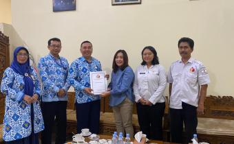 Foto bersama Bawaslu Kota Surakarta dan Universitas Slamet  Riyadi dalam koordinasi terkait pelaksanaan Kompetisi Debat Penegakan Hukum Pemilu VI antar Perguruan Tinggi se-Indonesia
