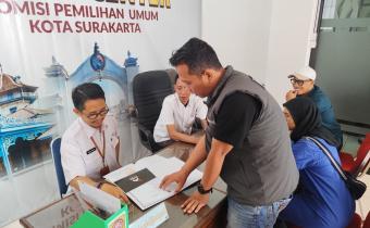 Setyo Puji, Anggota Bawaslu Kota Surakarta saat melakukan pengawasan pemutakhiran data partai  politik yang dilakukan oleh KPU Kota Surakarta
