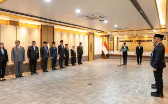 Sekertaris Jenderal Bawaslu Ferdinand Eskol Tiar Sirait melantik lima Pejabat Administrator dan Jabatan Pengawas Bawaslu, di Kantor Bawaslu, Selasa (26/5/2026). Foto: Pemberitaan dan Publikasi Bawaslu RI