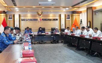 Inspektur Utama Bawaslu, Rini Wartini (kedua dari kiri) saat penyerahan Laporan Keuangan Badan Pengawas Pemilu Tahun 2025 oleh BPK RI, di Jakarta, Rabu (20/5/2026).