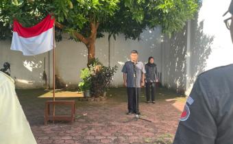 M Syaiful Mujib, Koordinator Sekretariat Bawaslu Kota Surakarta saat memimpin Apel Pagi di halaman kantor Bawaslu Kota Surakarta