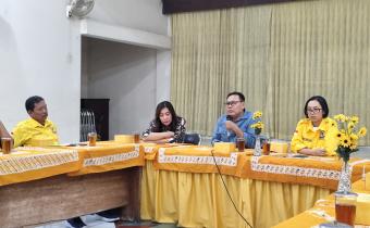  Bawaslu Kota Surakarta saat melaksanakan kegiatan Silaturahmi dan Konsolidasi Politik bersama DPD Partai Golkar Kota Surakarta di Kantor DPD Partai