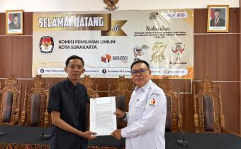 Agus Sulistyo, Anggota Bawaslu Kota Surakarta saat menyampaikan saran perbaikan hasil pengawasan PDPB Triwulan kepada KPU Kota Surakarta dalam Rapat Persiapan Pleno PDPB Triwulan II