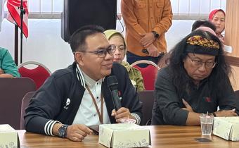 Agus Sulistyo, Anggota Bawaslu Kota Surakarta saat menyampaikan masukan dan tanggapan pada Rapat Pleno Pemutakhiran Data Pemilih Berkelanjutan Triwulan II di Kantor KPU Kota Surakarta