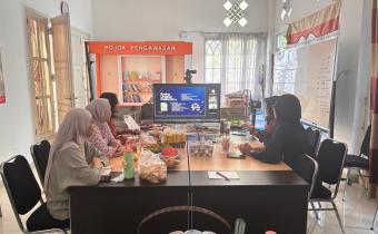 Jajaran Sekretariat Bawaslu Kota Surakarta saat mengikuti Sosialisasi Pedoman Pengelolaan Hibah Non Pemilihan Gubernur dan Wakil Gubernur, Bupati dan Wakil Bupati, serta Wali Kota dan Wakil Wali Kota pada Sekretariat Bawaslu Provinsi dan Sekretariat Bawaslu Kabupaten/Kota yang diselenggarakan secara daring melalui Zoom Meeting