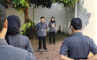 Koordinator Sekretariat Bawaslu Kota Surakarta, M. Syaiful Mujib saat memimpin apel rutin Senin pagi di halaman Kantor Bawaslu Kota Surakarta