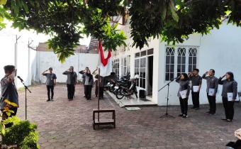 Bawaslu Kota Surakarta melaksanakan apel rutin yang dipimpin Koordinator Sekretariat, M. Syaiful Mujib, di halaman Kantor Bawaslu Kota Surakarta