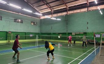 Bawaslu Kota Surakarta saat melaksanakan kegiatan Jumat Sehati melalui olahraga badminton di Lapangan Badminton Pasar Kleco, Surakarta