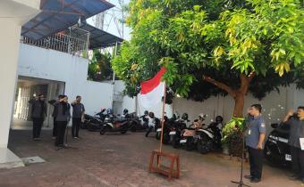 Koordinator Sekretariat Bawaslu Kota Surakarta saat memimpin apel rutin mingguan