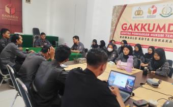 Koordinator Sekretariat, Muhammad Syaiful Mujib, saat memimpin rapat rutin di Aula Kantor Bawaslu Kota Surakarta