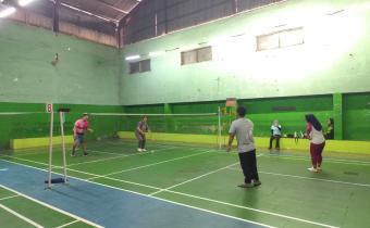 Bawaslu Kota Surakarta melaksanakan kegiatan Jumat Sehati (Jumat Sehat dan Hati) melalui olahraga badminton