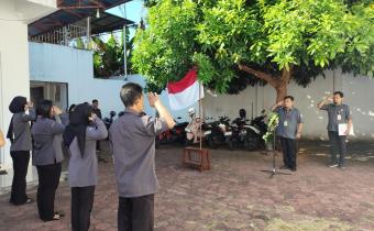 oordinator Sekretariat Bawaslu Kota Surakarta, Muhammad Syaiful Mujib saat memimpin Apel rutin hari senin di halaman kantor Bawaslu Kota Surakarta