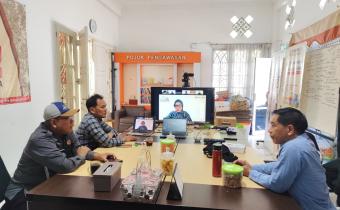 Ketua dan Anggota Bawaslu Kota Surakarta mengikuti kegiatan Literasi Pojok Pengawasan Volume 17 bertema “Yuk Bisa..!! Jateng Bersih-bersih Ghost Voters” secara daring, Senin (20/7)