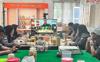 Jajaran sekretariat Bawaslu Kota Surakarta saat mengikuti peningkatan kapasitas sumber daya manusia melalui Sosialisasi dan Bimbingan Teknis (Bimtek) Penyusunan Tata Naskah Dinas dengan narasumber dari Bawaslu Republik Indonesia secara daring