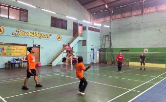 suasana lomba badminton Bawaslu Kota Surakarta dalam semarak HUT RI ke 81