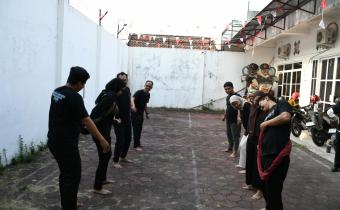 suasana lomba estafet sarung di halaman kantor Bawaslu Kota Surakarta