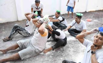 Semarak dengan pelaksanaan lomba estafet tepung di lingkungan Bawaslu Kota Surakarta