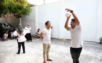 Suasana lomba tebak gaya Bawaslu Kota Surakarta meriahkan HUT RI ke 81 di lingkungan kantor