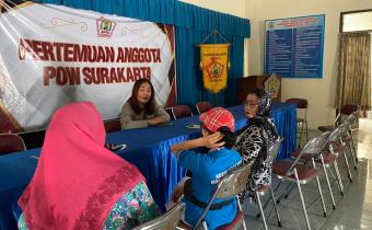 Anggota Bawaslu Kota Surakarta, Poppy Kusuma N. W saat konsolidasi demokrasi bersama Persatuan Organisasi Wanita (POW) Kota Surakarta