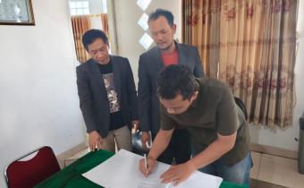 Ketua dan Anggota Bawaslu Kota Surakarta menandatangani Pernyataan Kinerja Tahun 2026 di Kantor Bawaslu Kota Surakarta
