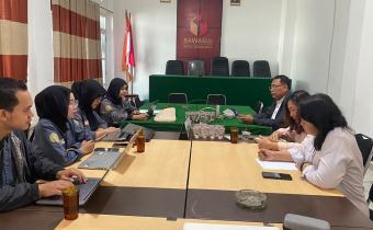Peserta Debat dari Fakultas Hukum Universitas Sebelas Maret (FH UNS) melakukan konsultasi ke Bawaslu Kota Surakarta