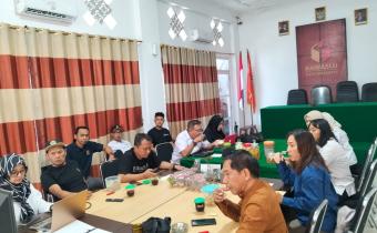 Ketua dan Anggota Bawaslu Kota beserta jajaran saat melakukan rapat persiapan program Bawaslu Membelajarkan Volume II