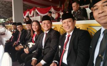 Anggota Bawaslu Kota Surakarta, Poppy Kusuma N. W., menghadiri Upacara Peringatan Hari Ulang Tahun (HUT) ke-81 Kemerdekaan Republik Indonesia di Balai Kota Surakarta