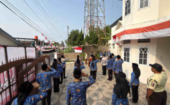 upacara peringatan Hari Ulang Tahun (HUT) ke-81 Kemerdekaan Republik Indonesia di halaman Kantor Bawaslu Kota Surakarta