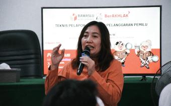 Poppy Kusuma Nataliza (Kordiv Penanganan Pelanggaran Bawaslu Surakarta) saat menyampaika materi pembelajaran Pendidikan Pengawas Partisipatif (P2P) di Bawaslu Kota Surakarta