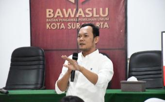 Fifta Angga Hidayat saat menyampaikan materi pembelajaran pada pendidikan pengawas partisipatif (P2P) Bawaslu Kota Surakarta