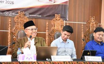 Agus Sulistyo, Anggota Bawaslu Kota Surakarta saat menjadi narasumber dalam bedah buku Jalan Terjal Konsolidasi Demokrasi: Untold Story Pemilu 2014