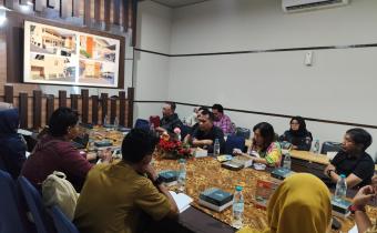foto rapat Pembahasan Detail Engineering Design (DED) rehabilitasi Eks SD Sumber 5 Surakarta mulai dilakukan bersama Dinas Pekerjaan Umum dan Penataan Ruang (DPUPR) Kota Surakarta
