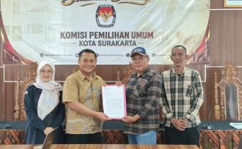 Anggota Bawaslu Kota Surakarta (Kordiv Pencegahan, Parmas dan Humas) Agus Sulistyo saat menyampaikan saran perbaikan PDPB Triwulan III Tahun 2026