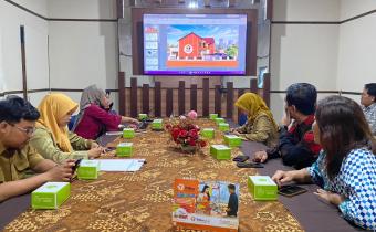 Bawaslu Kota Surakarta bersama Dinas Pekerjaan Umum dan Penataan Ruang (DPUPR) Kota Surakarta saat mematangkan perencanaan rehabilitasi gedung eks SD Sumber 5 Surakarta
