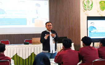 Agus Sulistyo saat memberikan pembekalan kepada siswa Majelis Permusyawaratan Kelas (MPK) di aula SMK Batik 1 Surakarta