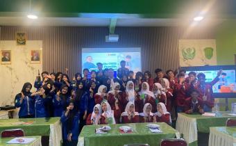 Foto bersama Anggota Bawaslu Kota Surakarta, Agus Sulistyo dengan Siswa MPK SMK Batik 1 Surakarta