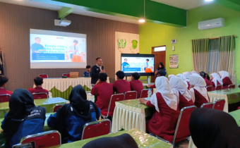 Anggota Bawaslu Kota Surakarta, Agus Sulistyo saat memberikan materi dalam kegiatan pembekalan Majelis Permusyawaratan Kelas (MPK) SMK Batik 1 Surakarta
