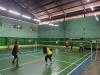 Bawaslu Kota Surakarta saat melaksanakan kegiatan Jumat Sehati melalui olahraga badminton di Lapangan Badminton Pasar Kleco, Surakarta