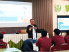 Agus Sulistyo saat memberikan pembekalan kepada siswa Majelis Permusyawaratan Kelas (MPK) di aula SMK Batik 1 Surakarta